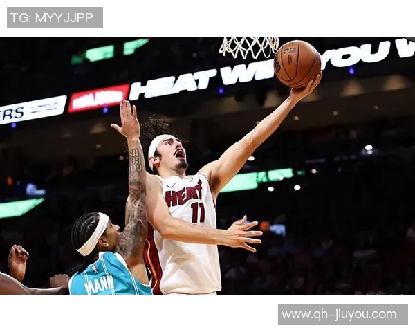 哈克斯替补登场26分钟高效表现14投9中斩获21分3篮板2助攻