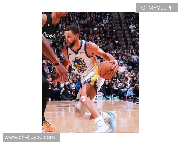 库里盛赞巴特勒训练赛表现出色攻防两端展现统治力